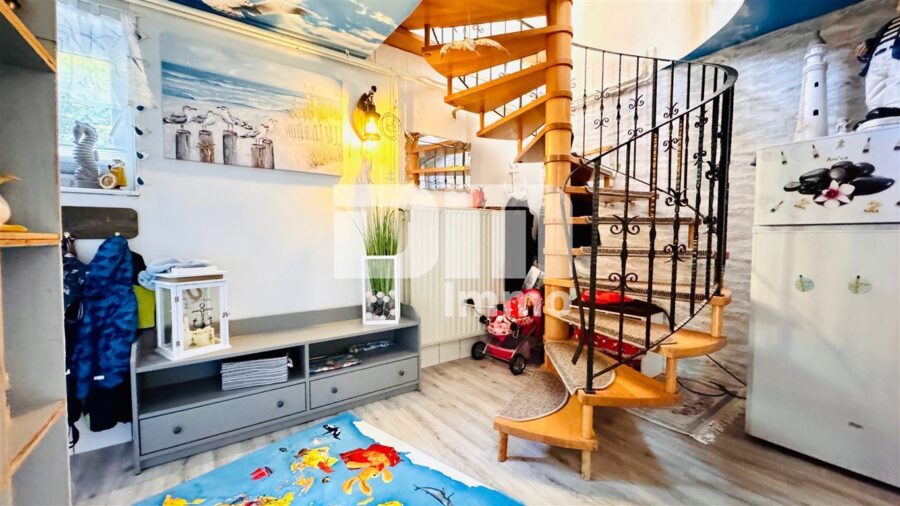 Teilsaniertes Einfamilienhaus mit Anbauten + Nebengebäude auf 1.600 m² Traumgartengrundstück - Treppenaufgang Souterrain